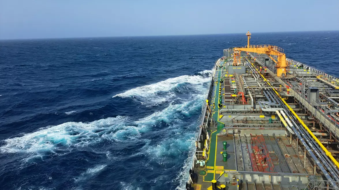 Petrolul încheie iulie cu un avans de aproape 20%. Fluxurile prin Hormuz temperează prețul