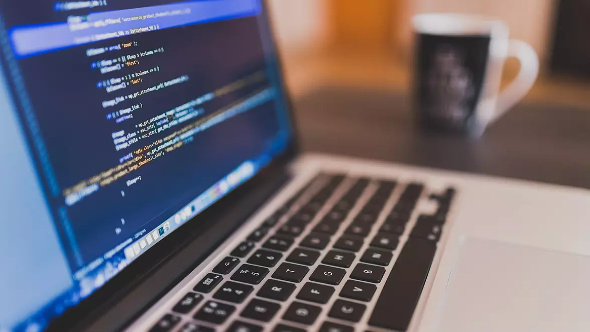 Noi reguli pentru producătorii de software și echipamente conectate, începând de azi. Specialiștii cyber_Folks avertizează: Fără monitorizare continuă, termenul de 24 de ore devine o problemă