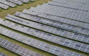 Trece OMV Petrom de la baril la baterie? Investiția de 300 de milioane de euro în fotovoltaice arată noua miză a energiei