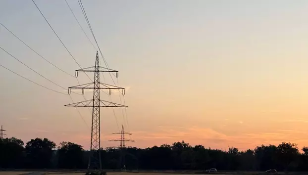 Românii consumă cu 11,9% mai puțin curent, dar România exportă mai mult. Economisim energie sau economia începe să frâneze?