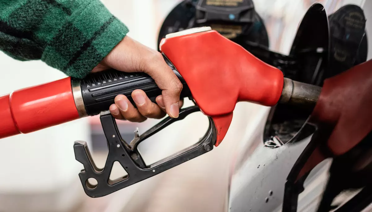 Americanii au plătit cu 107 miliarde de dolari în plus pentru carburanți. Războiul cu Iranul alimentează scumpirile