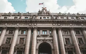 Banca Angliei menține dobânda-cheie la 3,75%. Oficialii avertizează asupra riscurilor de creștere a inflației