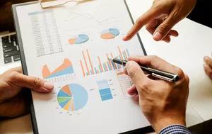 Deficitul de cont curent al României s-a redus în primele cinci luni. Investițiile străine au continuat însă să scadă
