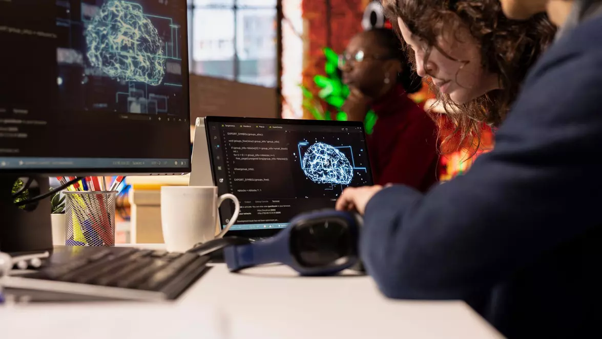 Startup-ul românesc CyberSwarm obține 50 de milioane de dolari. Compania dezvoltă un cip inspirat de creierul uman 