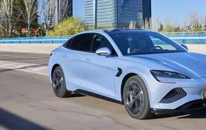 BYD își propune să exporte 1,5 milioane de mașini în 2026, deși profitul a scăzut