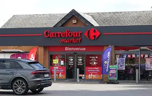 Carrefour resimte efectele tensiunilor sociale din Franța. Acțiunile retailerului scad cu 14% după revizuirea estimărilor de profit 
