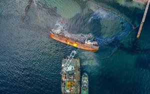 Noile atacuri asupra Arabiei Saudite alimentează scumpirea petrolului. Țițeiul Brent ajunge la 107,55 dolari pe baril