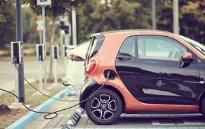 Tot mai mulți români se îndreaptă către mașinile electrice. Creștere de 113% înregistrată în luna aprilie