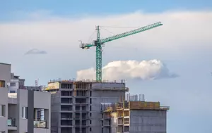Piața construcțiilor crește în 2026, dar depinde încă de bani publici și fonduri europene. Saint-Gobain vede cinci riscuri majore