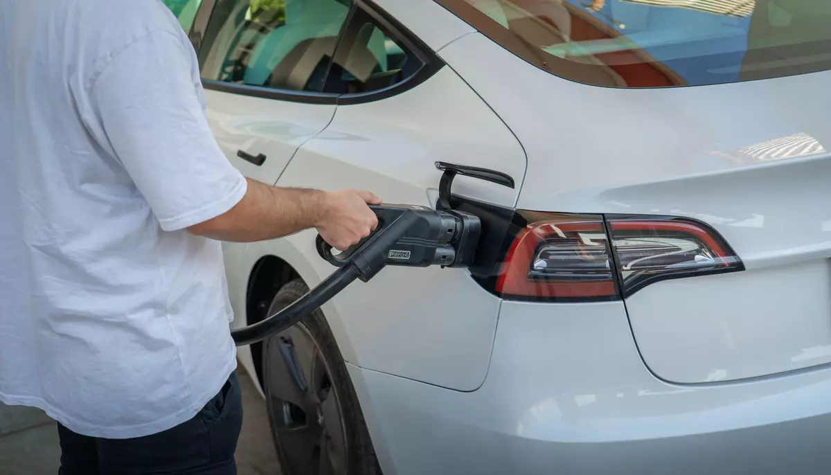 Mașinile electrice ieftine împing Europa la un record. Vânzările au crescut cu 45% în opt luni