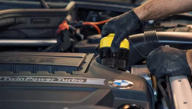 BMW investește în reciclarea vehiculelor. Grupul automatizează procesele de dezmembrare