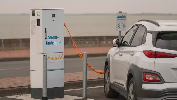 Vânzările de mașini electrice noi și second-hand au crescut cu 34% în Europa. Ritmul poate încetini dacă prețurile la combustibili scad