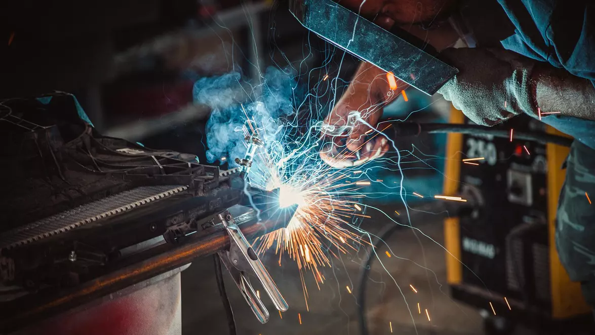 Industria României scade cu 3,3% în cinci luni. Sectorul prelucrător trage economia în jos