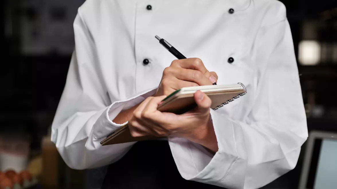 Românii își schimbă obiceiurile de consum. Valentin Șoneriu, președintele FPIOR: „Cifrele indică o scădere a vizitelor la restaurant și mai ales a consumației”