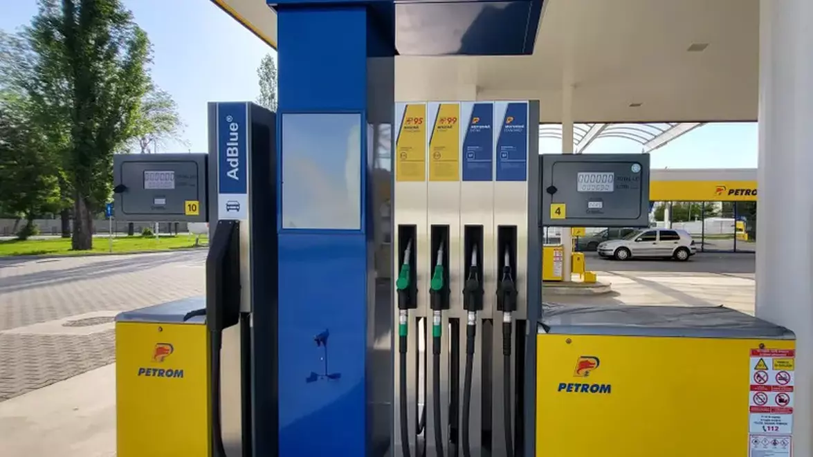 Motorina se apropie de 10 lei după o scumpire de 20 de bani. Prețurile carburanților cresc din nou la Petrom și OMV