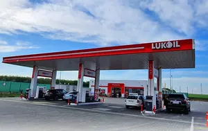 Aproape 340 de benzinării pot pierde brandurile rusești. Ce înseamnă pentru piață ieșirea Gazprom și Lukoil din retailul românesc de carburanți