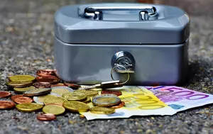 Strategia optimă pentru plățile în străinătate. Cum poți să obții bani locali în vacanță, fără să pierzi prea mult prin comisioane