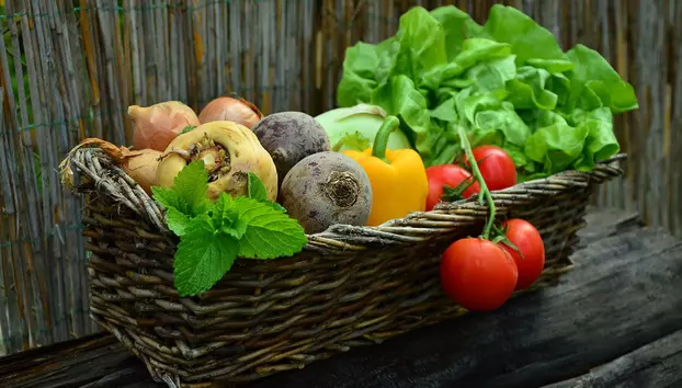 Românii preferă legumele cultivate în țară, dar le cumpără pe cele din import. De ce pierd produsele locale în fața celor venite de afară