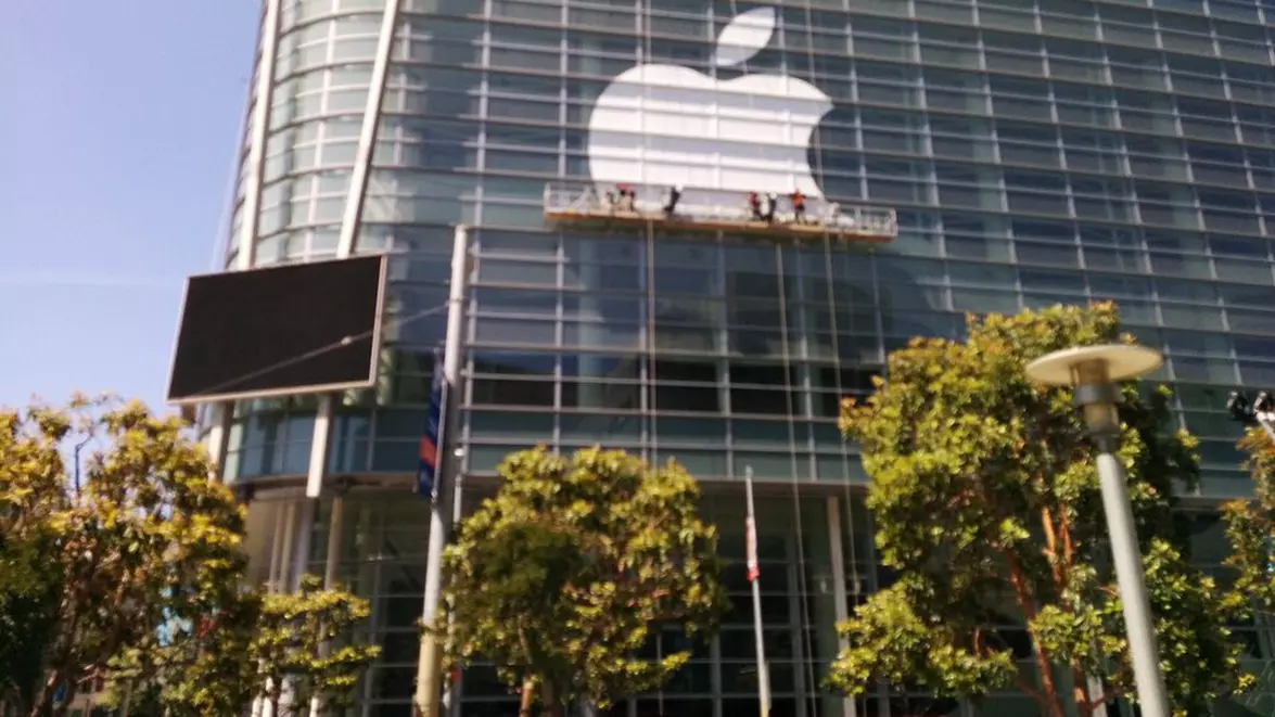 Apple acuză OpenAI de folosirea unor informații interne. Miza este controlul viitorului dispozitivelor AI