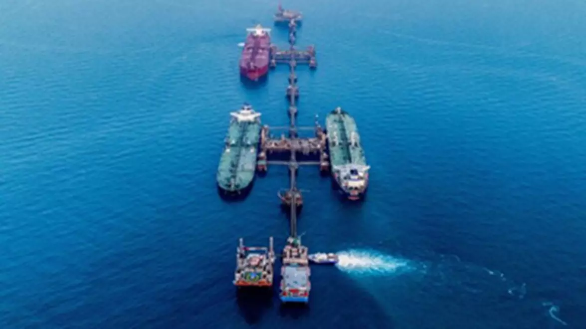 Petrolul scade cu 4% după ce SUA și Iranul au întrerupt atacurile în weekend. Țițeiul Brent a ajuns la 92,82 dolari