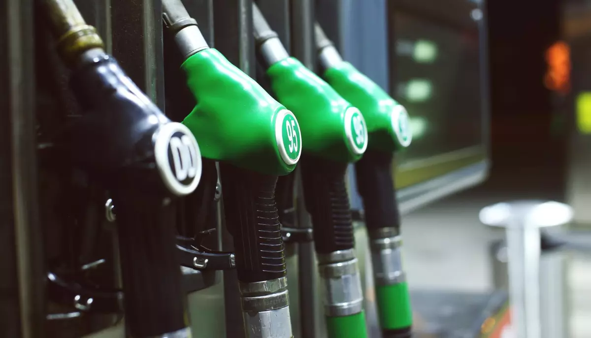 Motorina trece de 10 lei pe litru în majoritatea marilor benzinării din București. Carburanții s-au scumpit cu până la 25 de bani