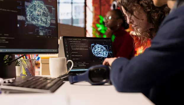 Startup-ul românesc CyberSwarm obține 50 de milioane de dolari. Compania dezvoltă un cip inspirat de creierul uman 