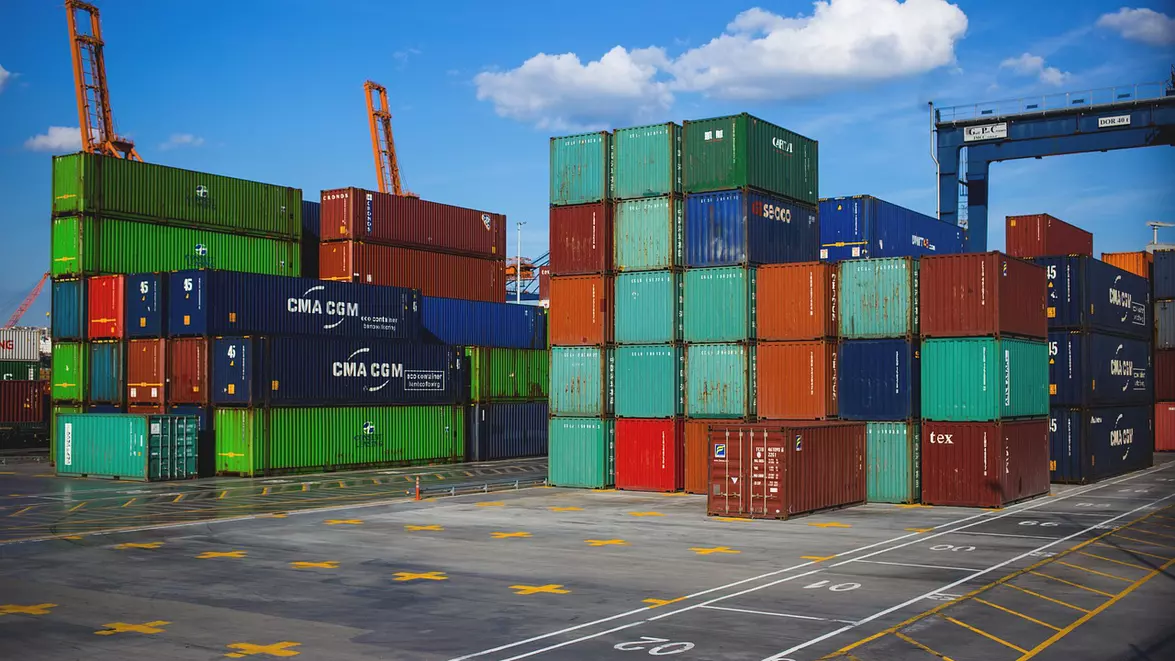 Economia Chinei devine tot mai dependentă de cererea externă. Investițiile în active fixe au scăzut cu 7,2%