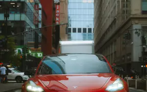 J.P. Morgan vede un nou potențial pentru Tesla. Robotica și condusul autonom pot susține creșterea pe termen lung