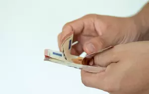 Cererea de valută crește înainte de vacanțe. Euro, lira turcească și lekul albanez, în topul preferințelor românilor
