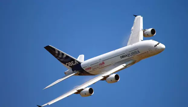 IEA avertizează: Combustibilul pentru avioane mai ajunge doar pentru șase săptămâni. Suspendarea zborurilor în Europa ar putea începe din mai