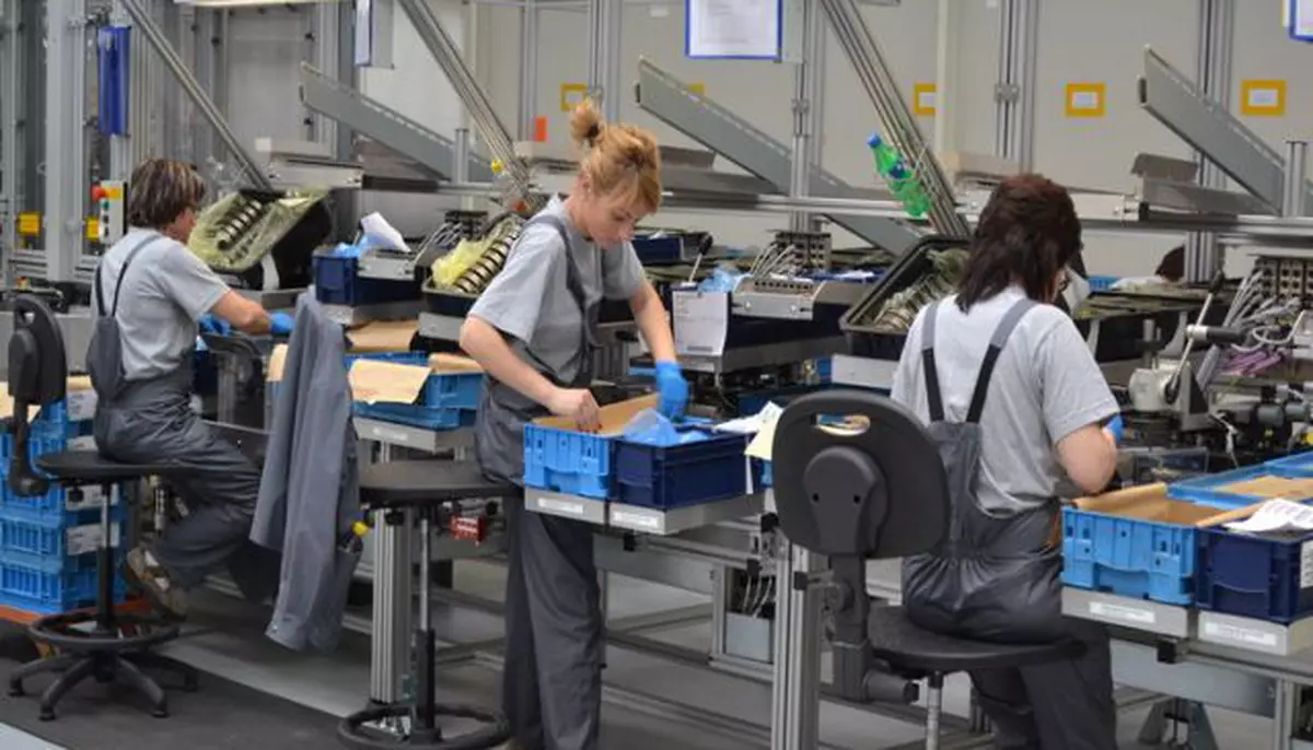 Industria urcă cu 9,3% de la o lună la alta în februarie 2026. Față de anul trecut, producția rămâne însă cu 1,8% mai jos