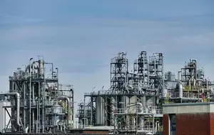 Brent rămâne la 102 dolari după un salt de 4 dolari. Petrolul primește semnale opuse din trei direcții