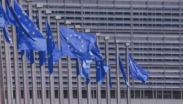 UE introduce etichete pentru conținutul creat cu inteligență artificială. Chatboții și deepfake-urile intră sub noile reguli