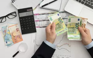 Cum se calculează salariul net în România. Dintr-un brut de 10.000 de lei rămân 5.850 de lei în cazul standard