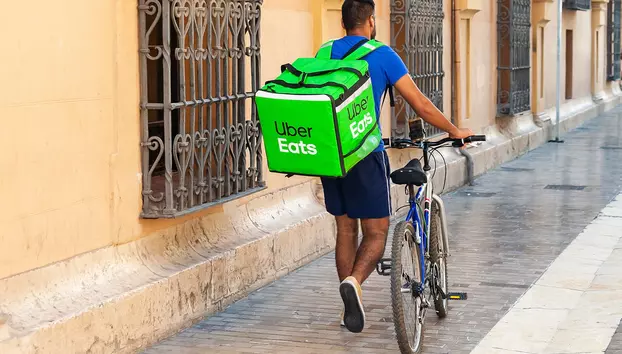 Uber suspendă extinderea livrărilor de mâncare în Europa. Compania de ride sharing intensifică eforturile de preluare a Delivery Hero