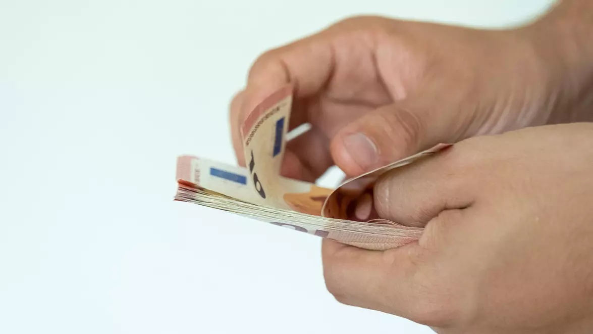 Cererea de valută crește înainte de vacanțe. Euro, lira turcească și lekul albanez, în topul preferințelor românilor