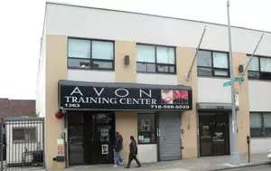 Povestea Avon. Cum a transformat un vânzător de cărți mostrele de parfum într-o afacere globală