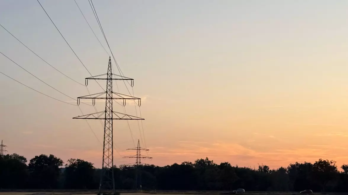 Românii consumă cu 11,9% mai puțin curent, dar România exportă mai mult. Economisim energie sau economia începe să frâneze?