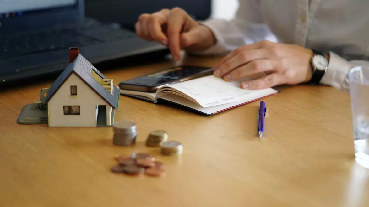Cât costă cu adevărat un credit ipotecar în România. Suma plătită băncii la final poate fi de două ori mai mare decât prețul locuinței