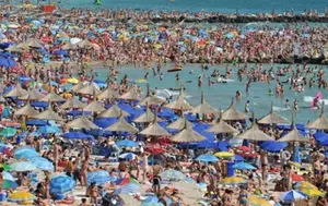 Peste 200.000 de turiști umplu litoralul românesc. Cu gradul de ocupare la 100%, industria spune că este un an dificil