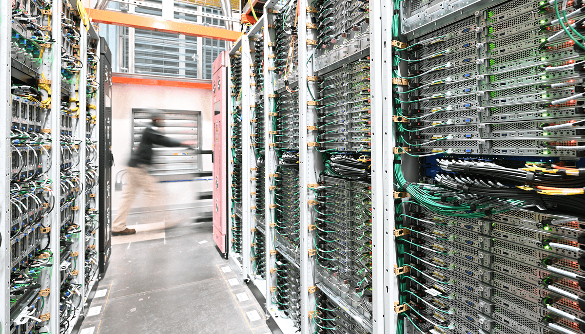 Emisiile CO2 ale Google și Amazon cresc puțin sub 20%. AI-ul începe să strice bilanțul verde al Big Tech
