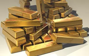 Aurul coboară la minimul ultimelor 6 săptămâni. Dobânzile și petrolul schimbă calculele investitorilor