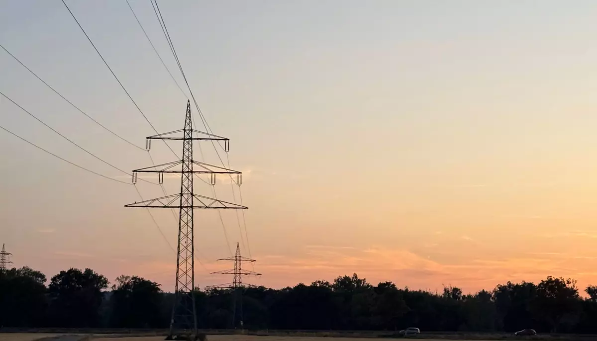 Românii consumă cu 11,9% mai puțin curent, dar România exportă mai mult. Economisim energie sau economia începe să frâneze?