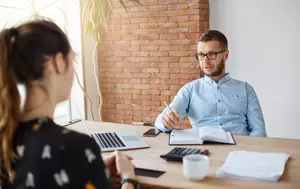Companiile de stat cu restanțe pot solicita aprobarea pentru noi angajări. Datoriile restante trebuie stinse integral până la 30 august 2026