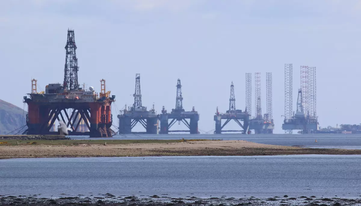 Prețul petrolului scade cu 1%. Țițeiul Brent a coborât la 93,85 de dolari pe baril