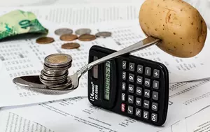 România devin tot mai scumpă. Cum se schimbă coșul zilnic al gospodăriilor