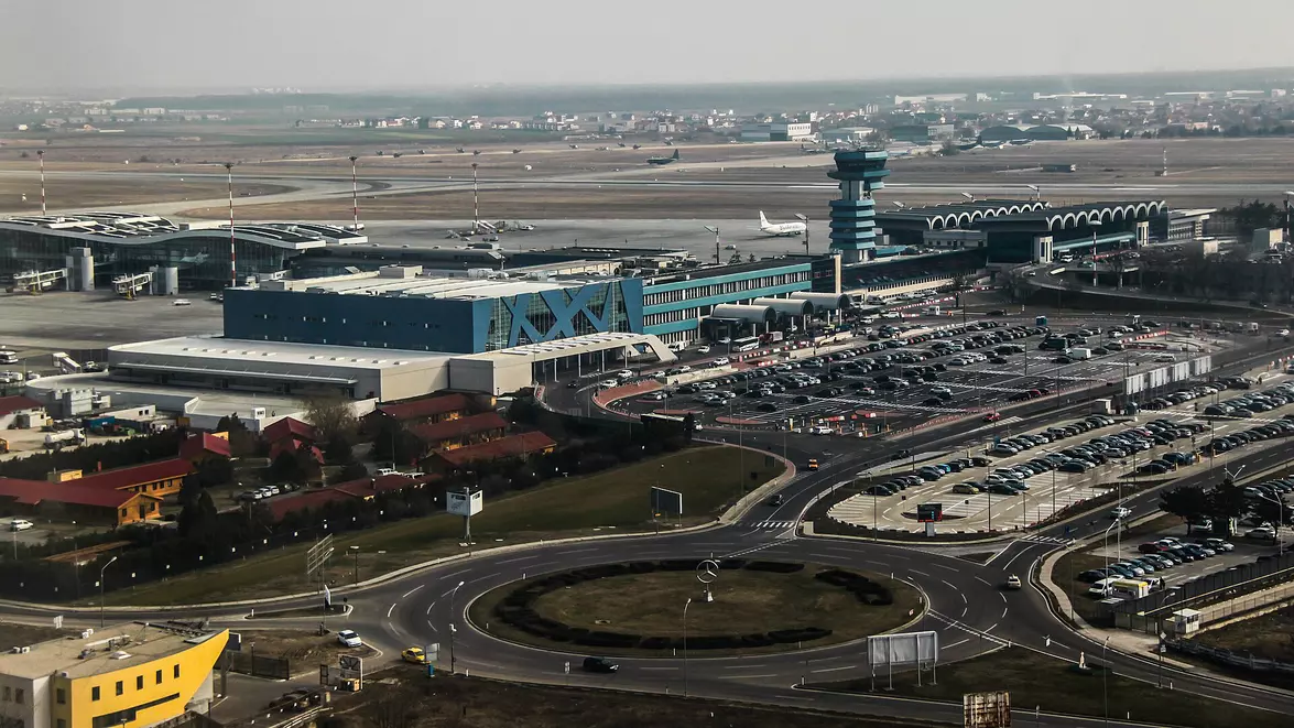 Aeroporturile Otopeni și Brașov intră în 2 etape diferite de investiții. Primul schimbă infrastructura și modernizează pista, al doilea își repară sistemele, pentru un total de 116 milioane euro