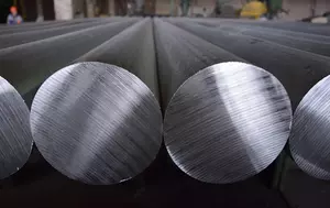 Furtună perfectă pe piața aluminiului. Prețul a depășit 3.700 de dolari pe tonă, iar efectele crizei sunt vizibile și pe piața locală