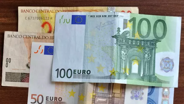 Euro devine tot mai scump pentru români. Când merită cumpărat și când nu 