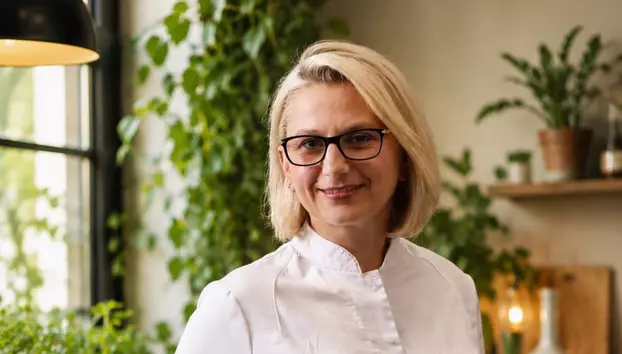 La 14 ani intra în radio, apoi a gătit pentru miliardari. Ioana Bogdan a construit Ritual dintr-un singur produs